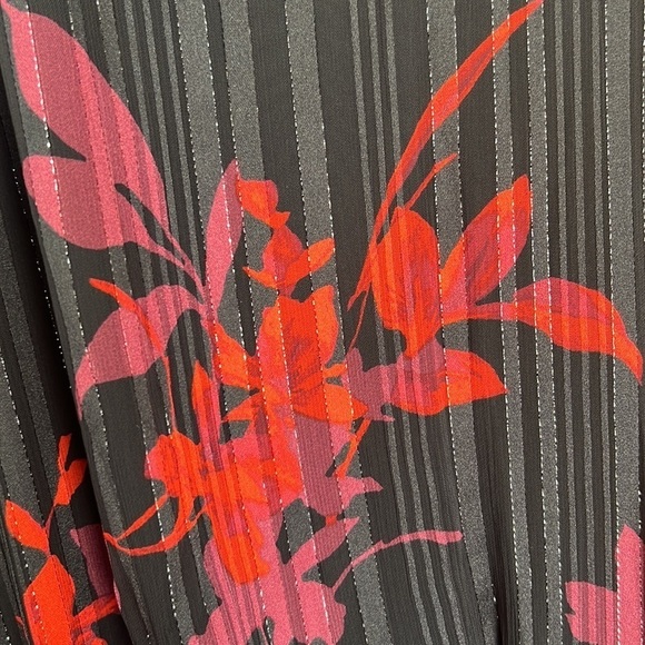 Lane Bryant Floral Metallic Threading Top Black Red Smocked Waist V-Neck NWT - Picture 6 of 13